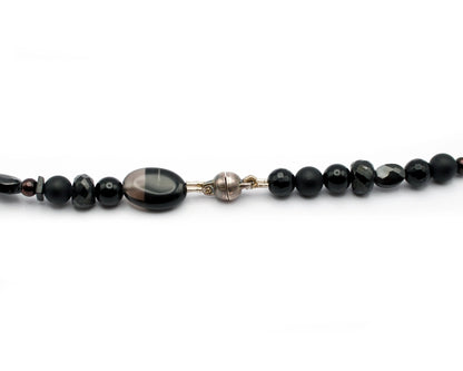 Edelsteinkette aus Onyx Süßwasserzuchtperlen und schwarzem Spinell handgefertigtes Schmuckstück aus Brasilien und Asien für Eleganz Ausdruck und Harmonie Tiger Treasure - Qualität, inspiriert seit 1890