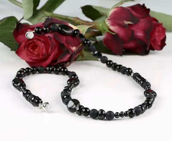 Kette mit diversen Edelsteinen