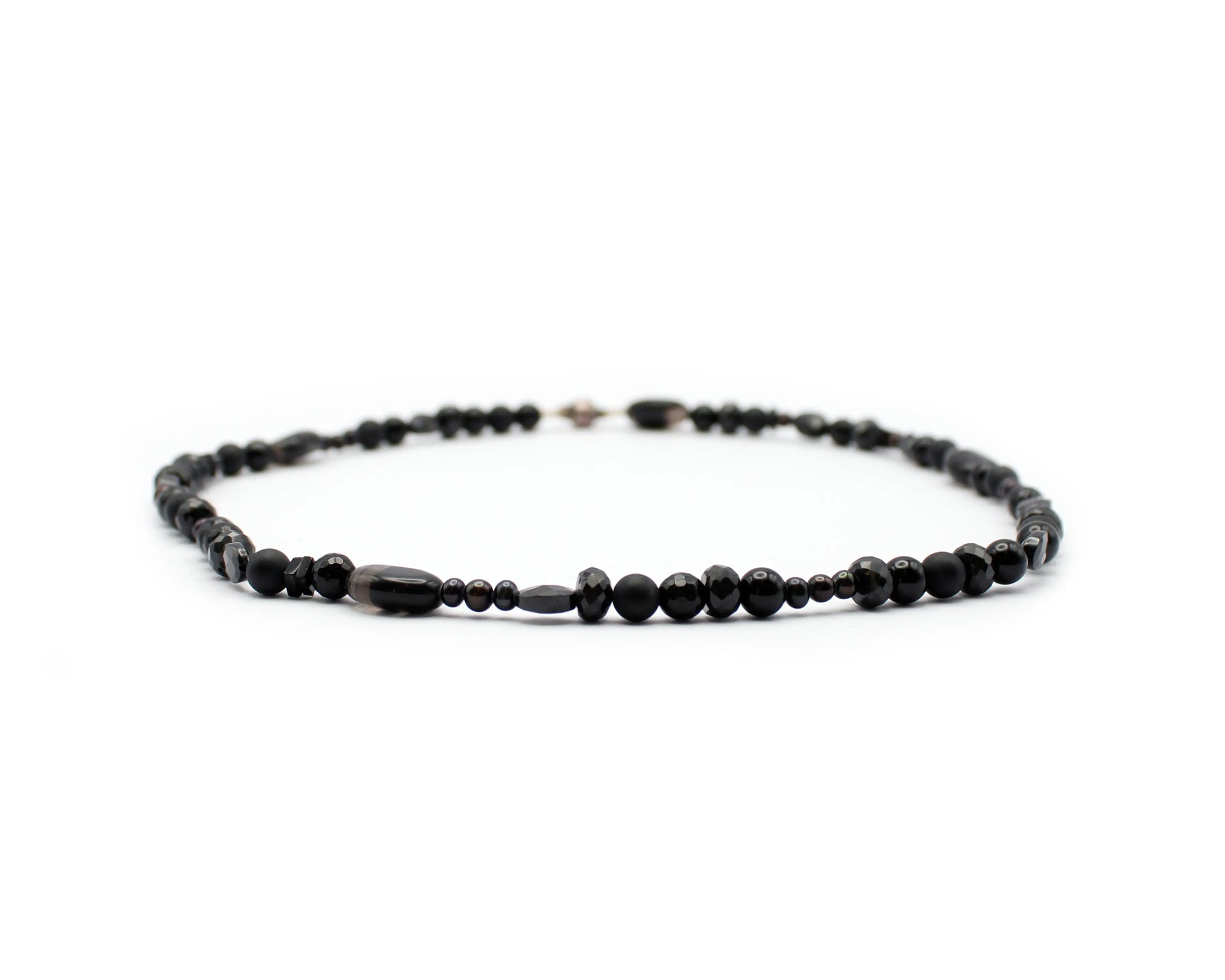 Edelsteinkette aus Onyx Süßwasserzuchtperlen und schwarzem Spinell handgefertigtes Schmuckstück aus Brasilien und Asien für Eleganz Ausdruck und Harmonie Tiger Treasure - Qualität, inspiriert seit 1890