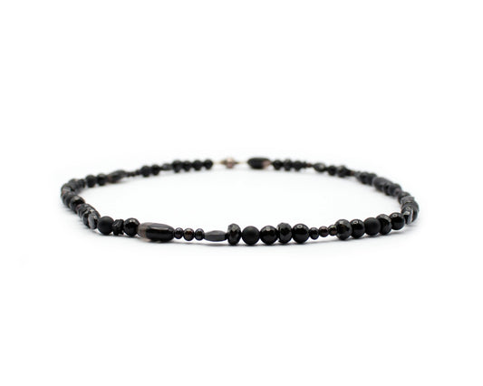Edelsteinkette aus Onyx Süßwasserzuchtperlen und schwarzem Spinell handgefertigtes Schmuckstück aus Brasilien und Asien für Eleganz Ausdruck und Harmonie Tiger Treasure - Qualität, inspiriert seit 1890