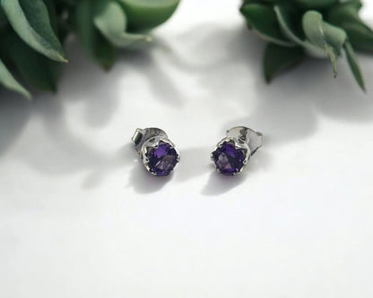 Silber Ohrstecker mit rund facettiertem Amethyst