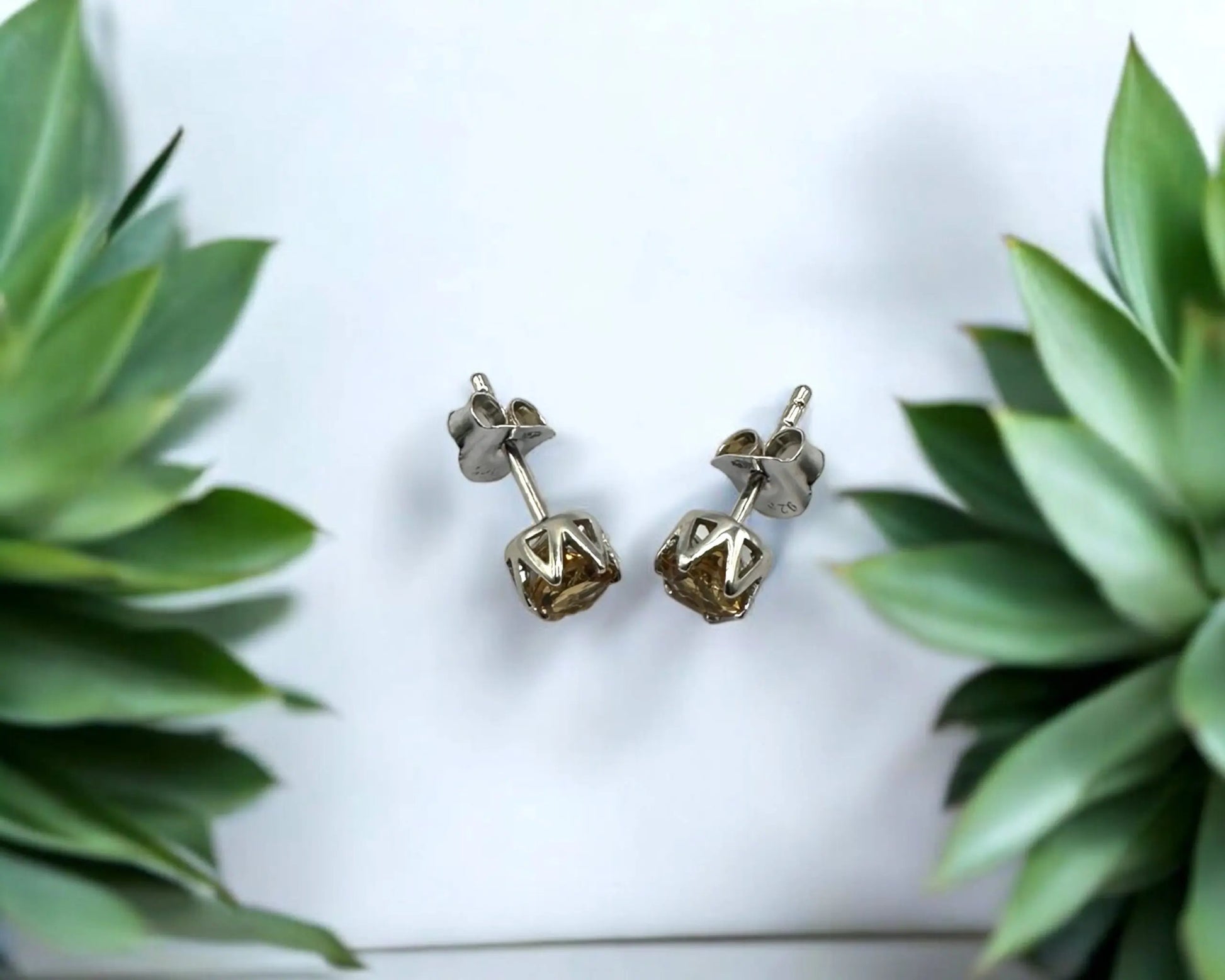 Silber Ohrstecker mit rund facettiertem Citrin