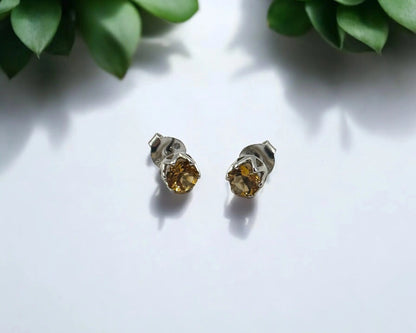 Silber Ohrstecker mit rund facettiertem Citrin