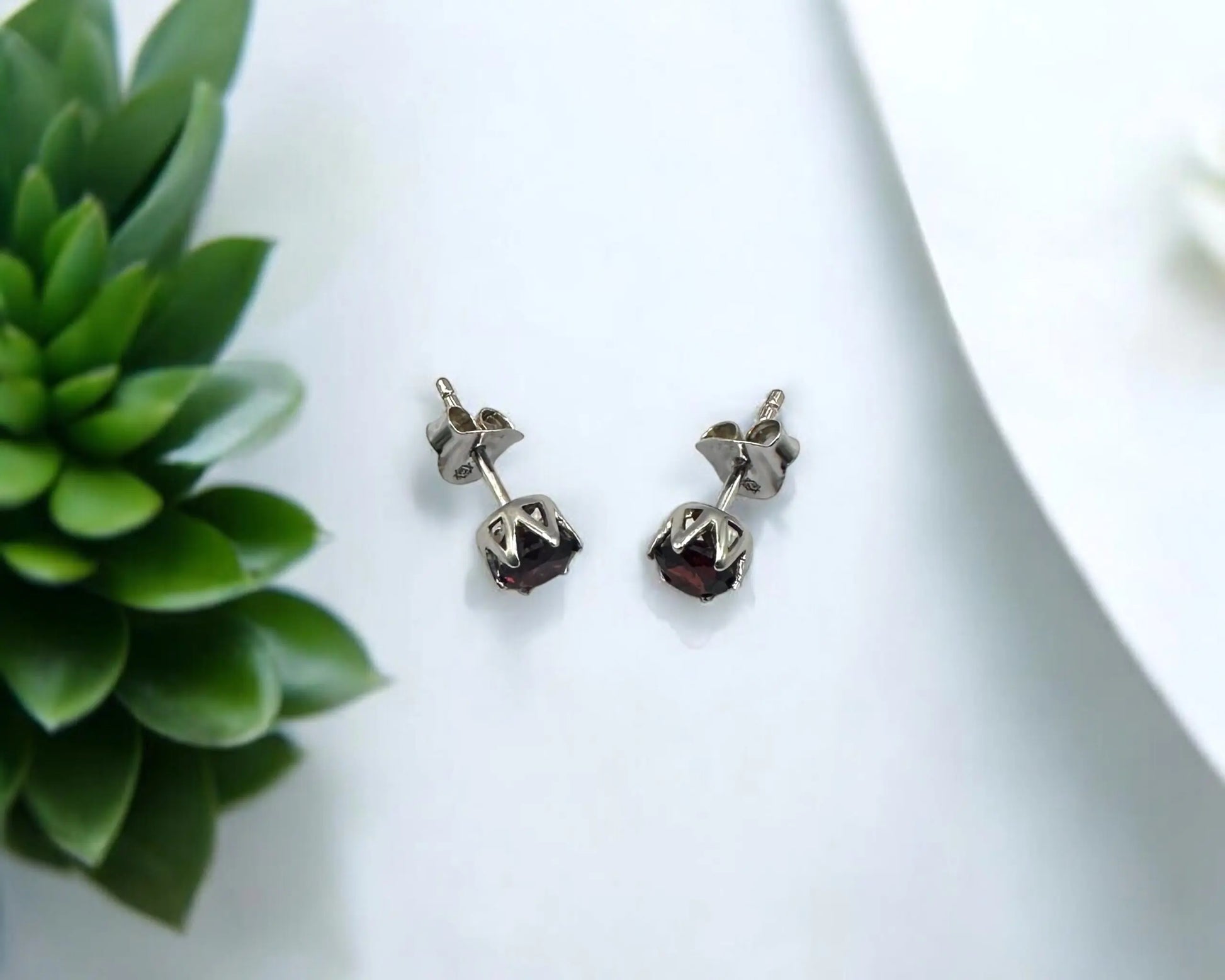 Silber Ohrstecker mit rund facettiertem Granat