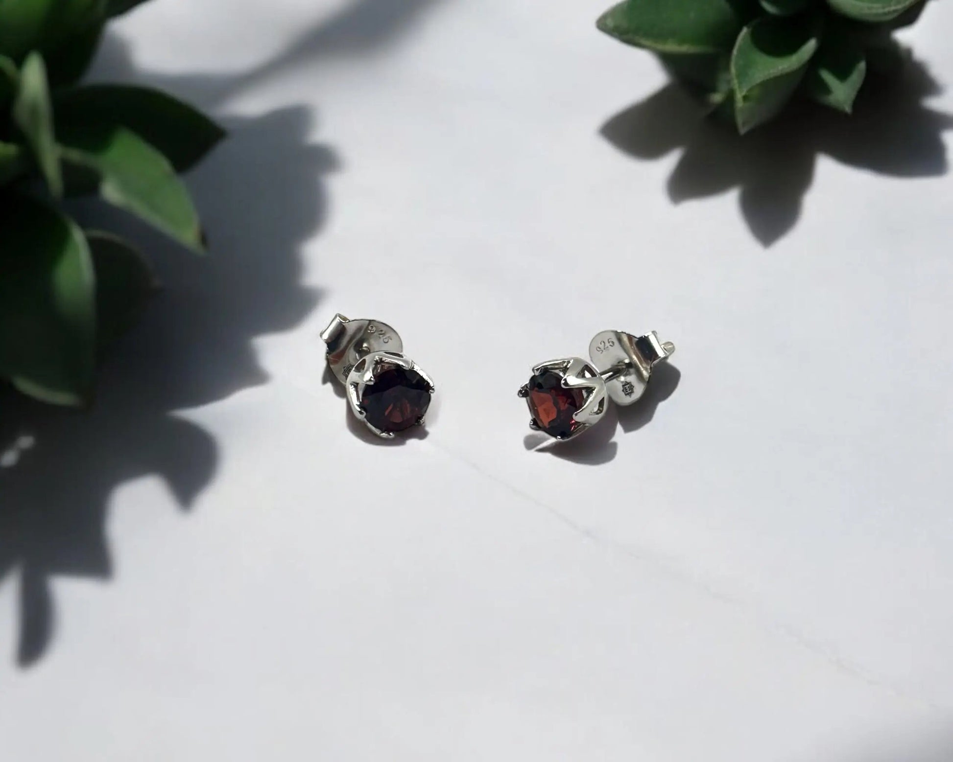 Silber Ohrstecker mit rund facettiertem Granat