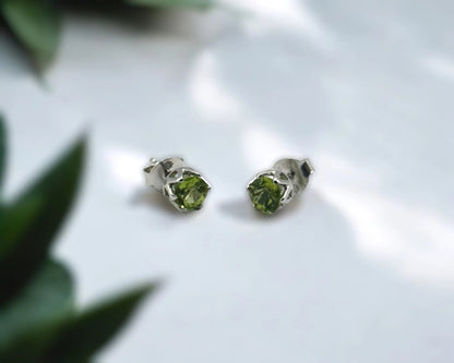 Silber Ohrstecker mit rund facettiertem Peridot