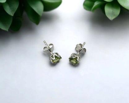 Silber Ohrstecker mit rund facettiertem Peridot
