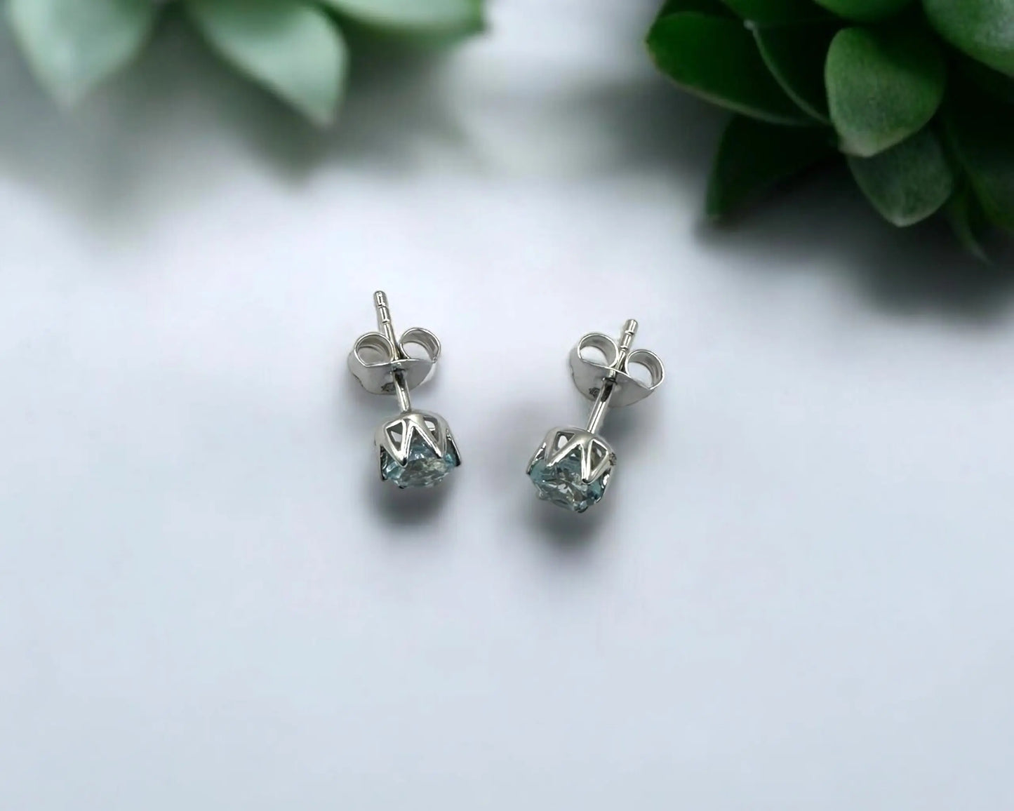 Silber Ohrstecker mit rund facettiertem blauem Edeltopas, 5 mm, rhodiniert