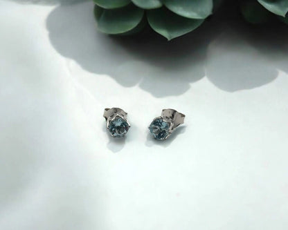 Silber Ohrstecker mit rund facettiertem blauem Edeltopas, 5 mm, rhodiniert
