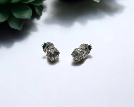 Silber Ohrstecker mit rund facettiertem weißem Edeltopas