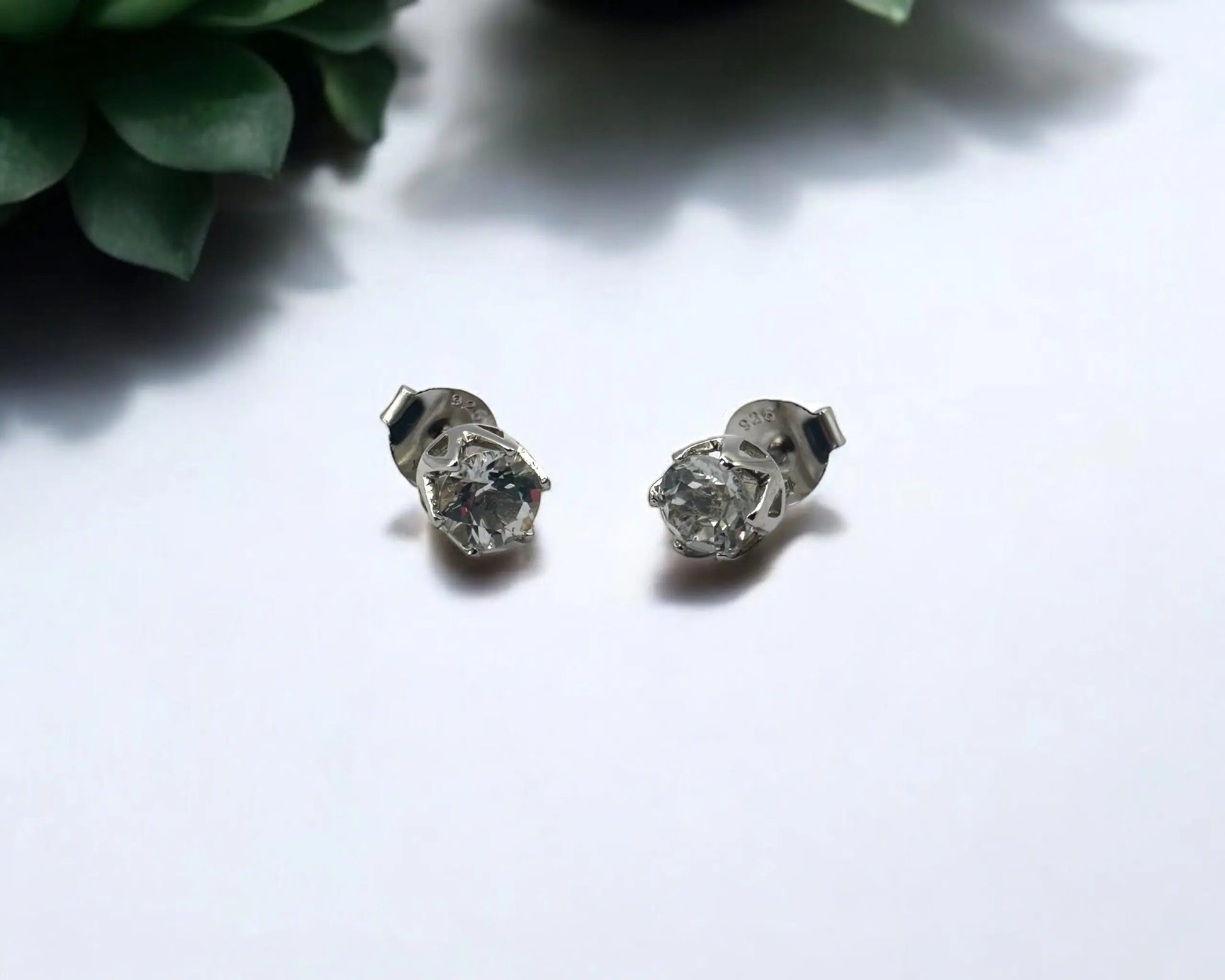 Silber Ohrstecker mit rund facettiertem weißem Edeltopas