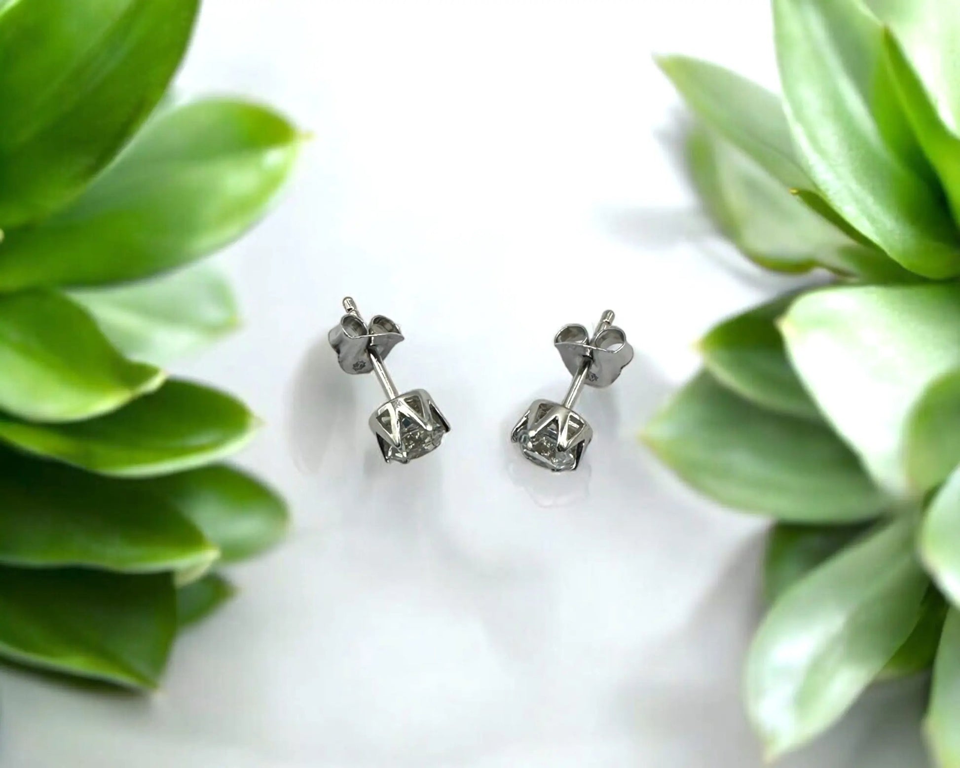 Silber Ohrstecker mit rund facettiertem weißem Edeltopas