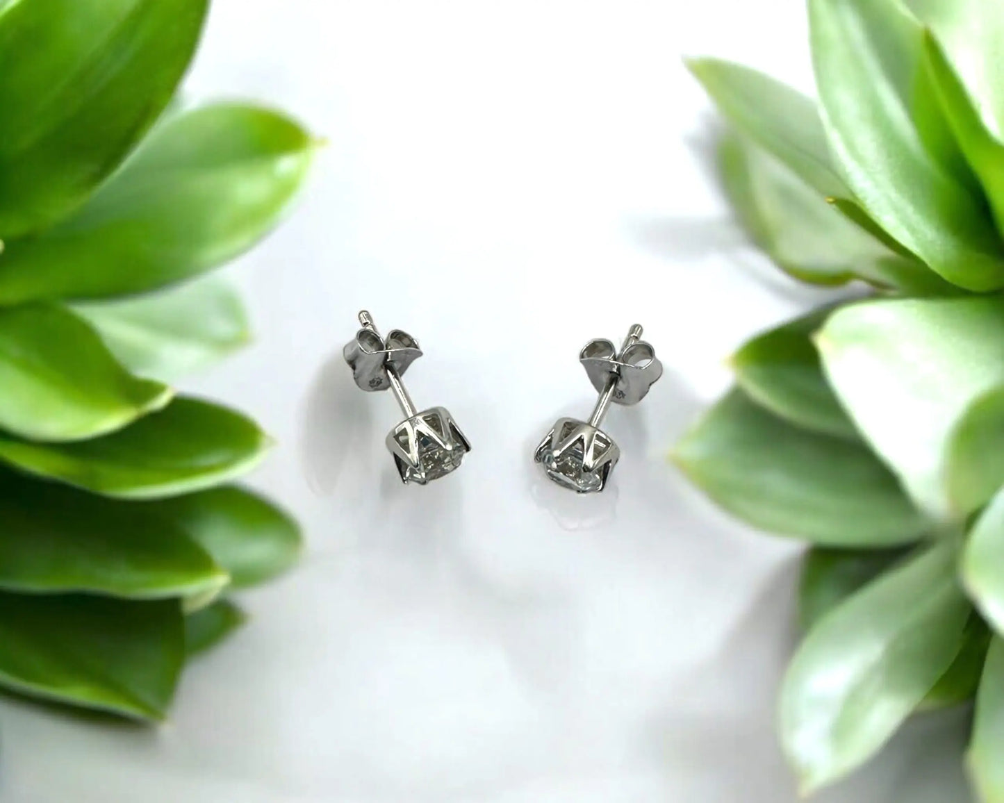 Silber Ohrstecker mit rund facettiertem weißem Edeltopas