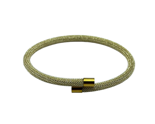 Goldfarbener Armreif aus Edelstahl und metallisiertem Polyester mit eleganten Endkappen für einen luxuriösen Look