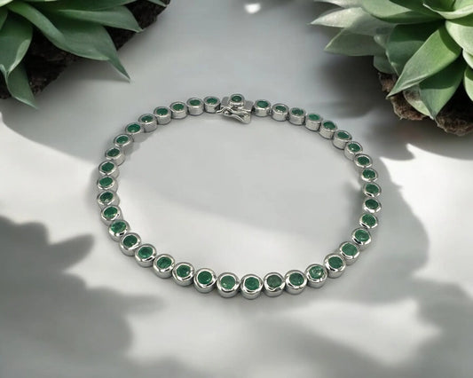 Silberarmband mit facettierten Smaragden