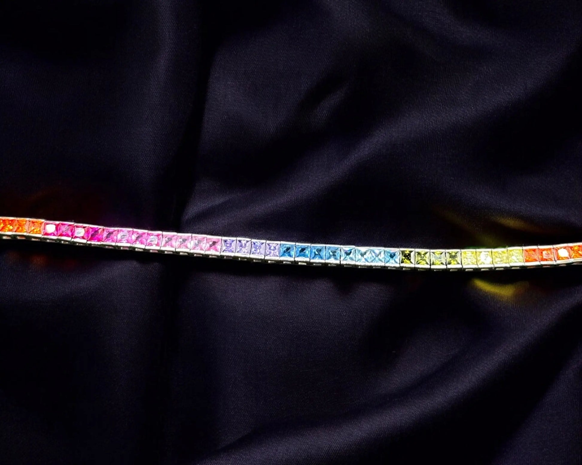 Silbercollier mit Rainbow Zirkoniasteinen für LGBTQ Pride