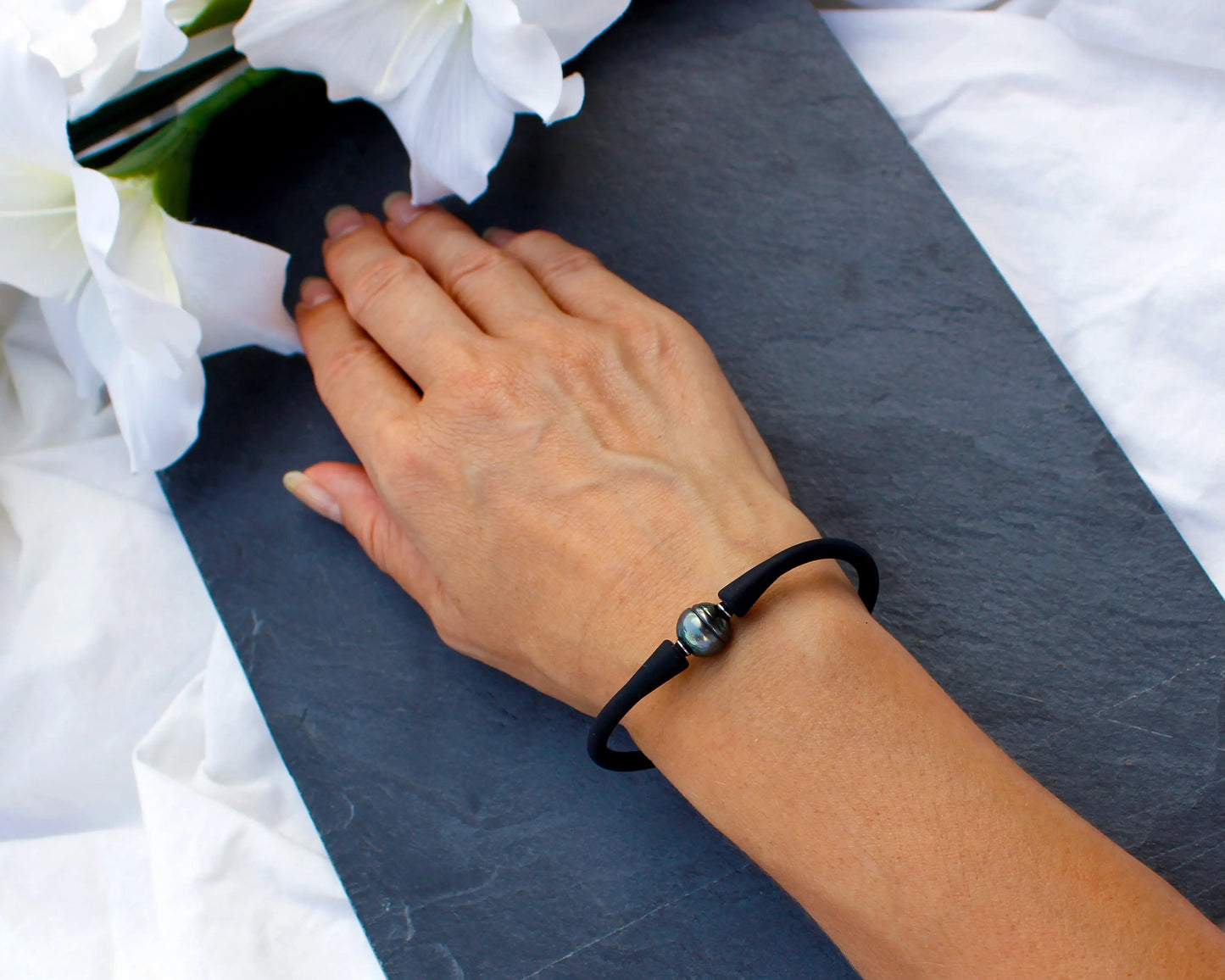 Eleganz & Exotik: Schwarzes Kautschuk-Stretch-Armband mit Tahiti-Zuchtperle Tiger Treasure- Qualität, inspiriert seit 1890