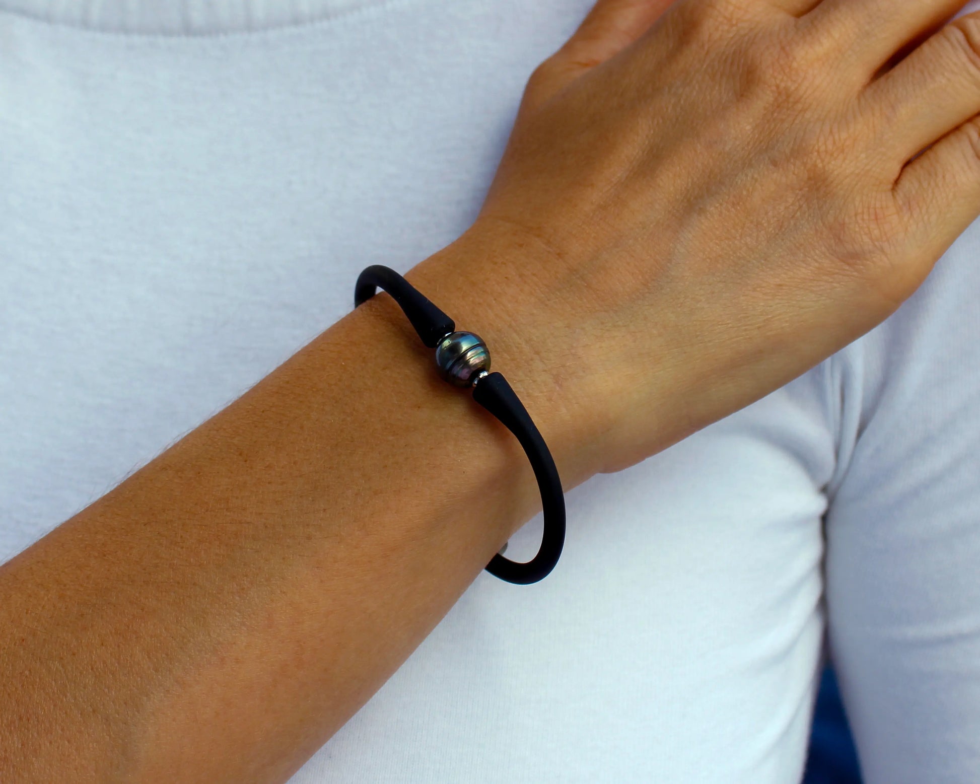 Eleganz & Exotik: Schwarzes Kautschuk-Stretch-Armband mit Tahiti-Zuchtperle Tiger Treasure- Qualität, inspiriert seit 1890