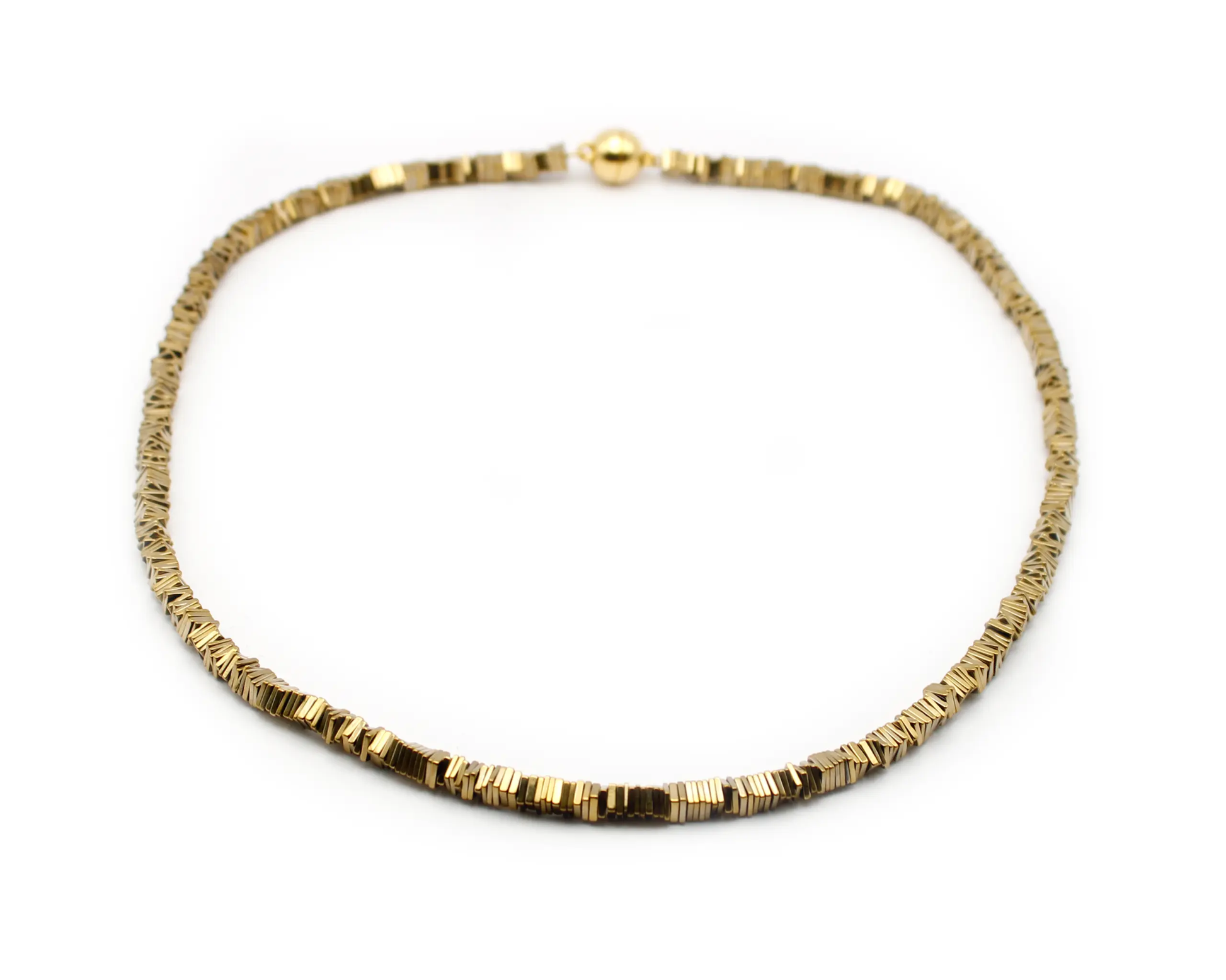 Einreihige goldarbene Hämatin-Carré-Kette mit 4-mm-Würfeln und 8-mm-vergoldetem Magnetverschluss aus 925 Silber