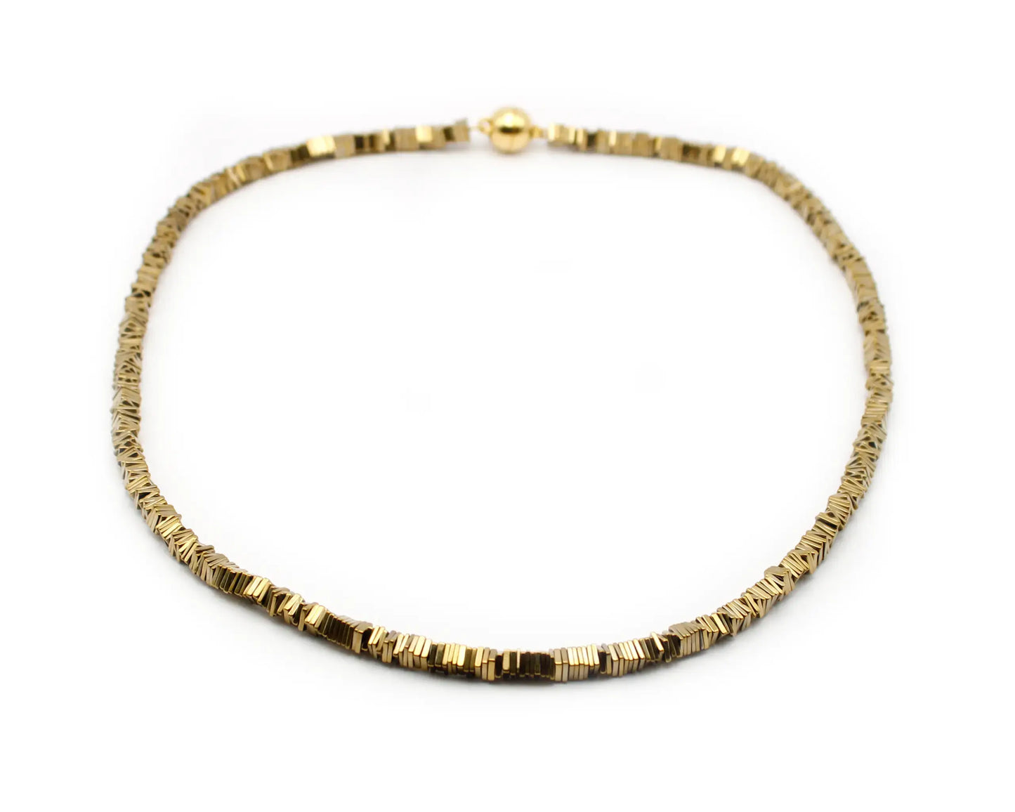 Einreihige goldarbene Hämatin-Carré-Kette mit 4-mm-Würfeln und 8-mm-vergoldetem Magnetverschluss aus 925 Silber