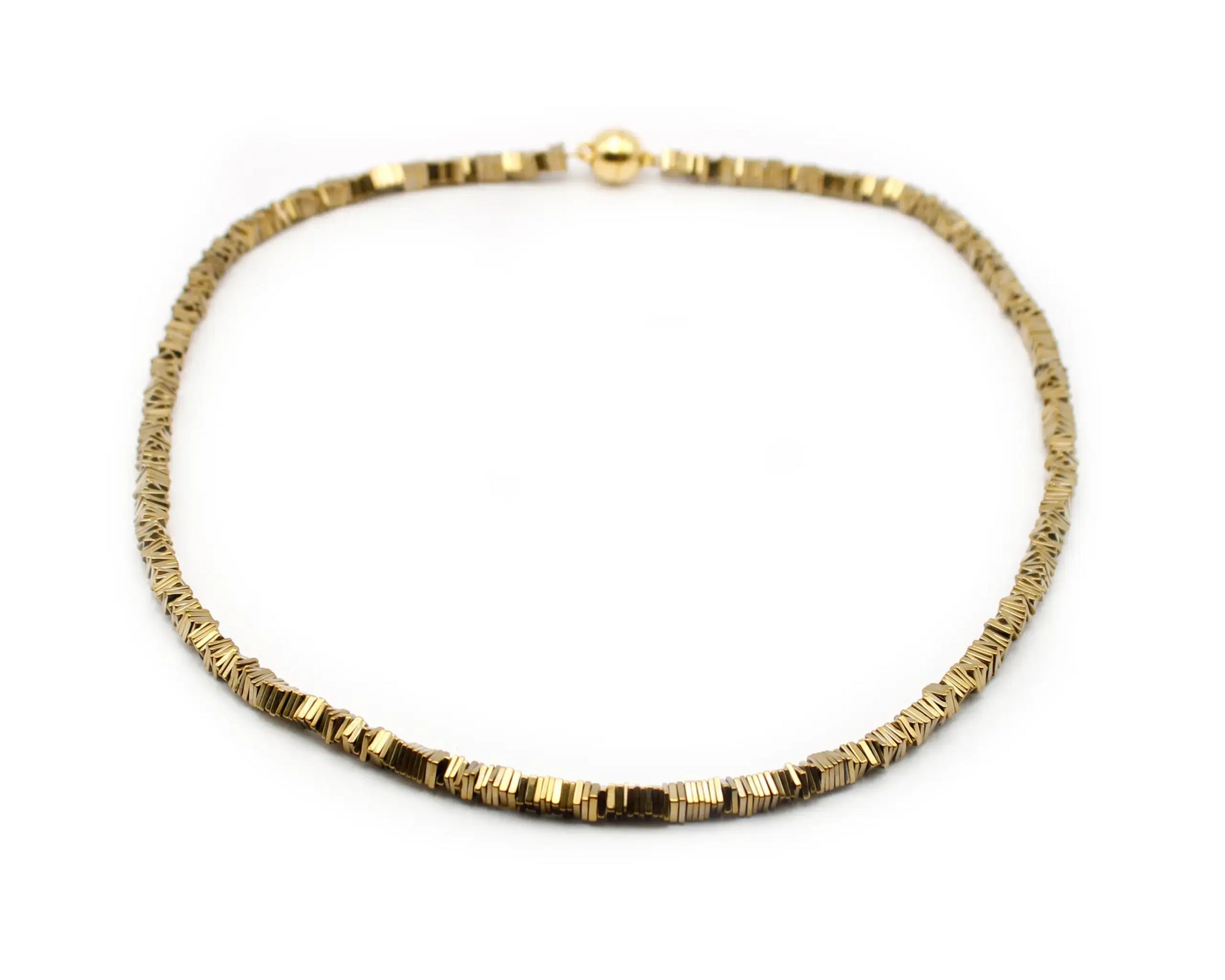 Einreihige goldarbene Hämatin-Carré-Kette mit 4-mm-Würfeln und 8-mm-vergoldetem Magnetverschluss aus 925 Silber