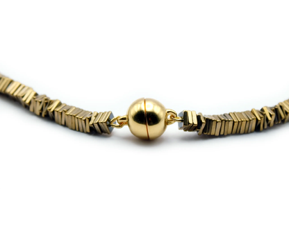 Einreihige goldarbene Hämatin-Carré-Kette mit 4-mm-Würfeln und 8-mm-vergoldetem Magnetverschluss aus 925 Silber