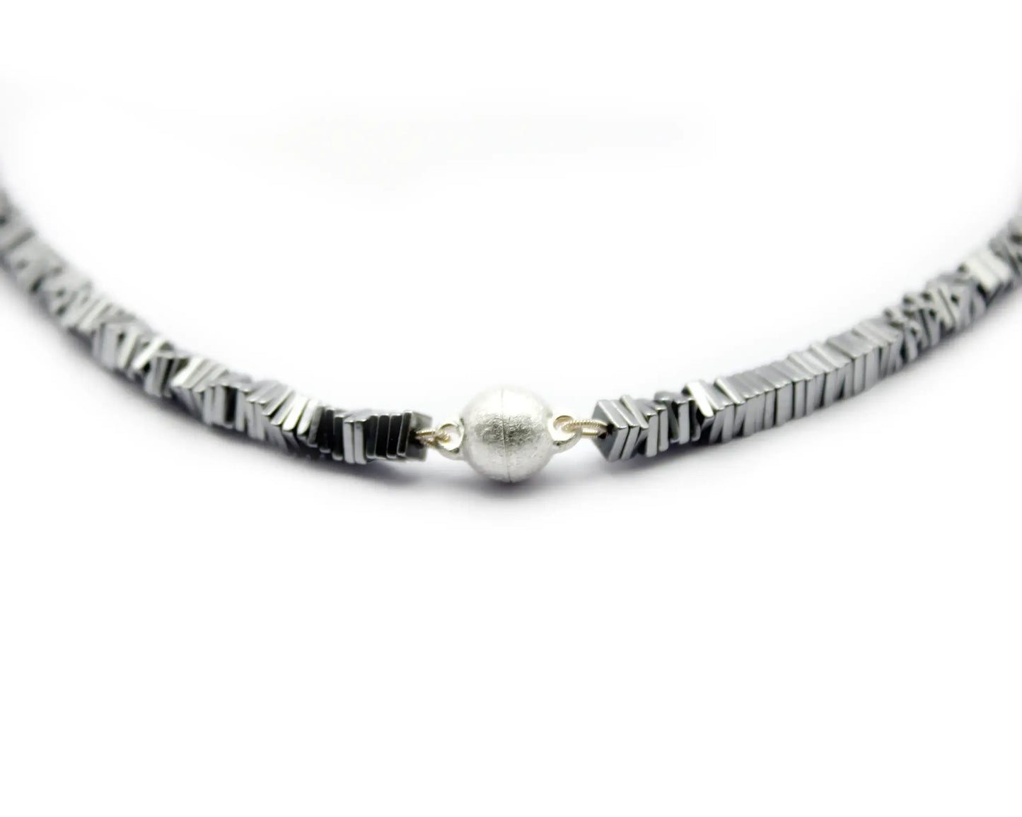 Einreihige silberfarbene Hämatin-Carré-Kette mit 4-mm-Würfeln und 8-mm-eismattem Magnetverschluss aus 925 Silber