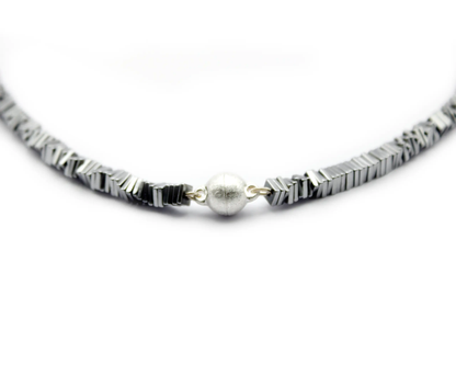 Einreihige silberfarbene Hämatin-Carré-Kette mit 4-mm-Würfeln und 8-mm-eismattem Magnetverschluss aus 925 Silber