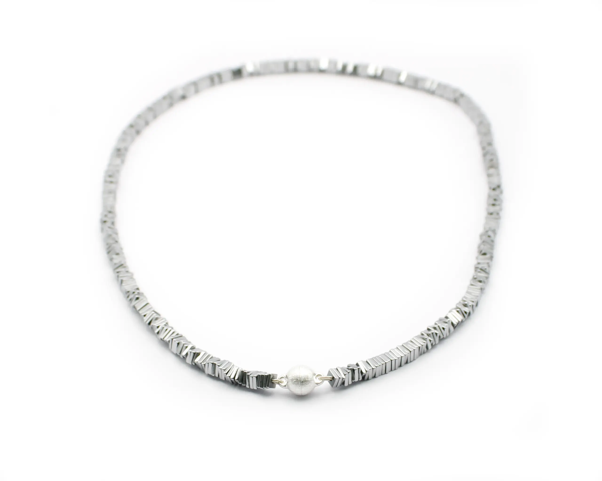 Einreihige silberfarbene Hämatin-Carré-Kette mit 4-mm-Würfeln und 8-mm-eismattem Magnetverschluss aus 925 Silber