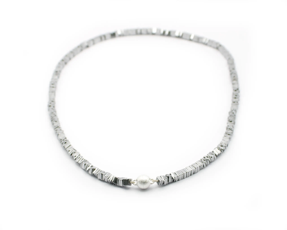 Einreihige silberfarbene Hämatin-Carré-Kette mit 4-mm-Würfeln und 8-mm-eismattem Magnetverschluss aus 925 Silber