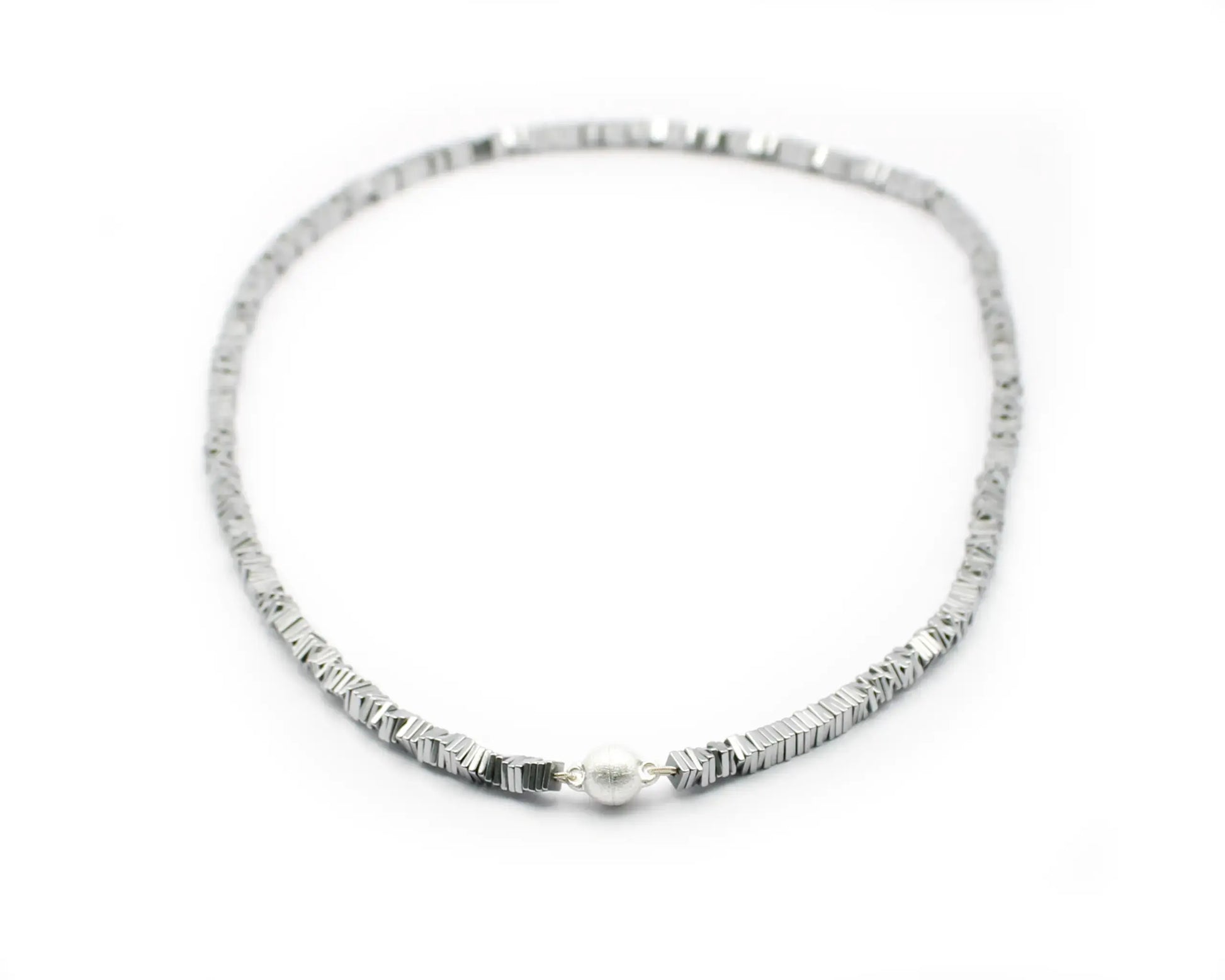 Einreihige silberfarbene Hämatin-Carré-Kette mit 4-mm-Würfeln und 8-mm-eismattem Magnetverschluss aus 925 Silber