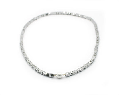 Einreihige silberfarbene Hämatin-Carré-Kette mit 4-mm-Würfeln und 8-mm-eismattem Magnetverschluss aus 925 Silber