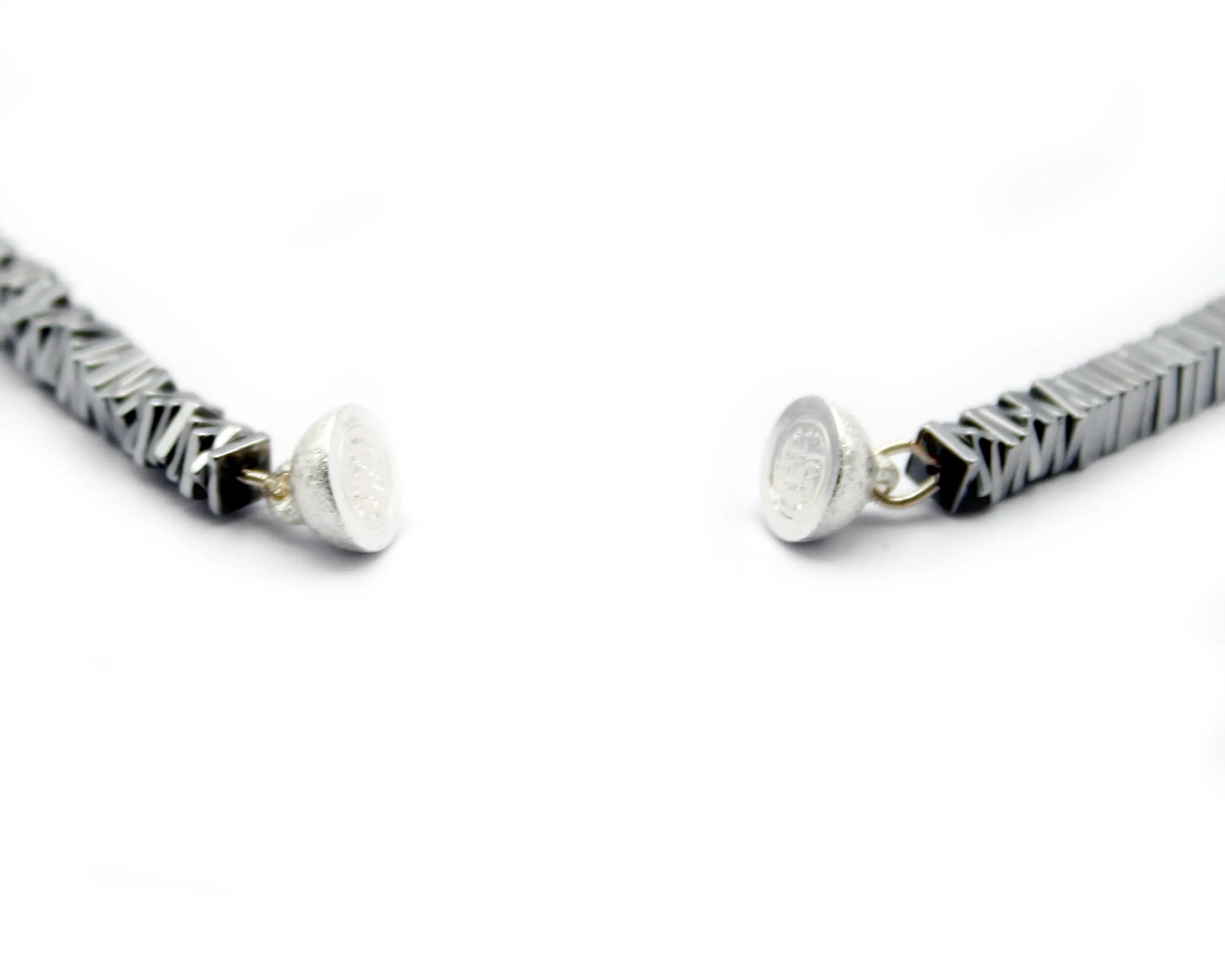 Einreihige silberfarbene Hämatin-Carré-Kette mit 4-mm-Würfeln und 8-mm-eismattem Magnetverschluss aus 925 Silber