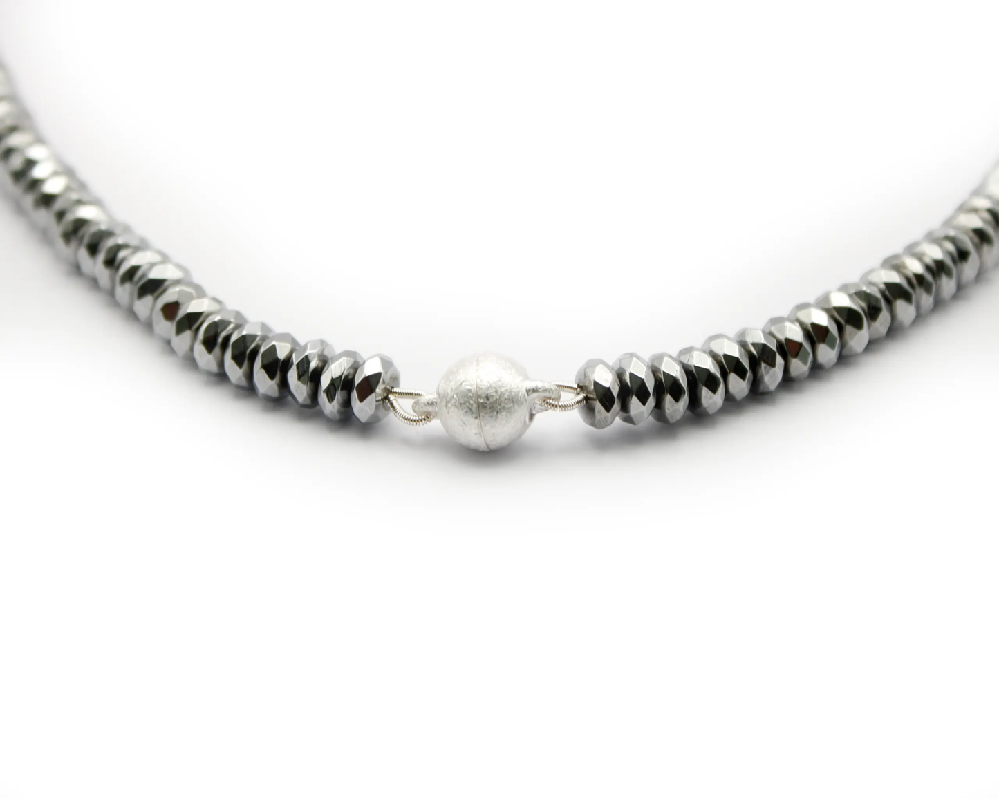 Einreihige Hämatin-Kette mit 6x3 mm Rondellen und 8-mm-eismattem Magnetverschluss für stilvolle Eleganz