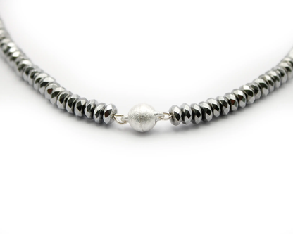 Einreihige Hämatin-Kette mit 6x3 mm Rondellen und 8-mm-eismattem Magnetverschluss für stilvolle Eleganz