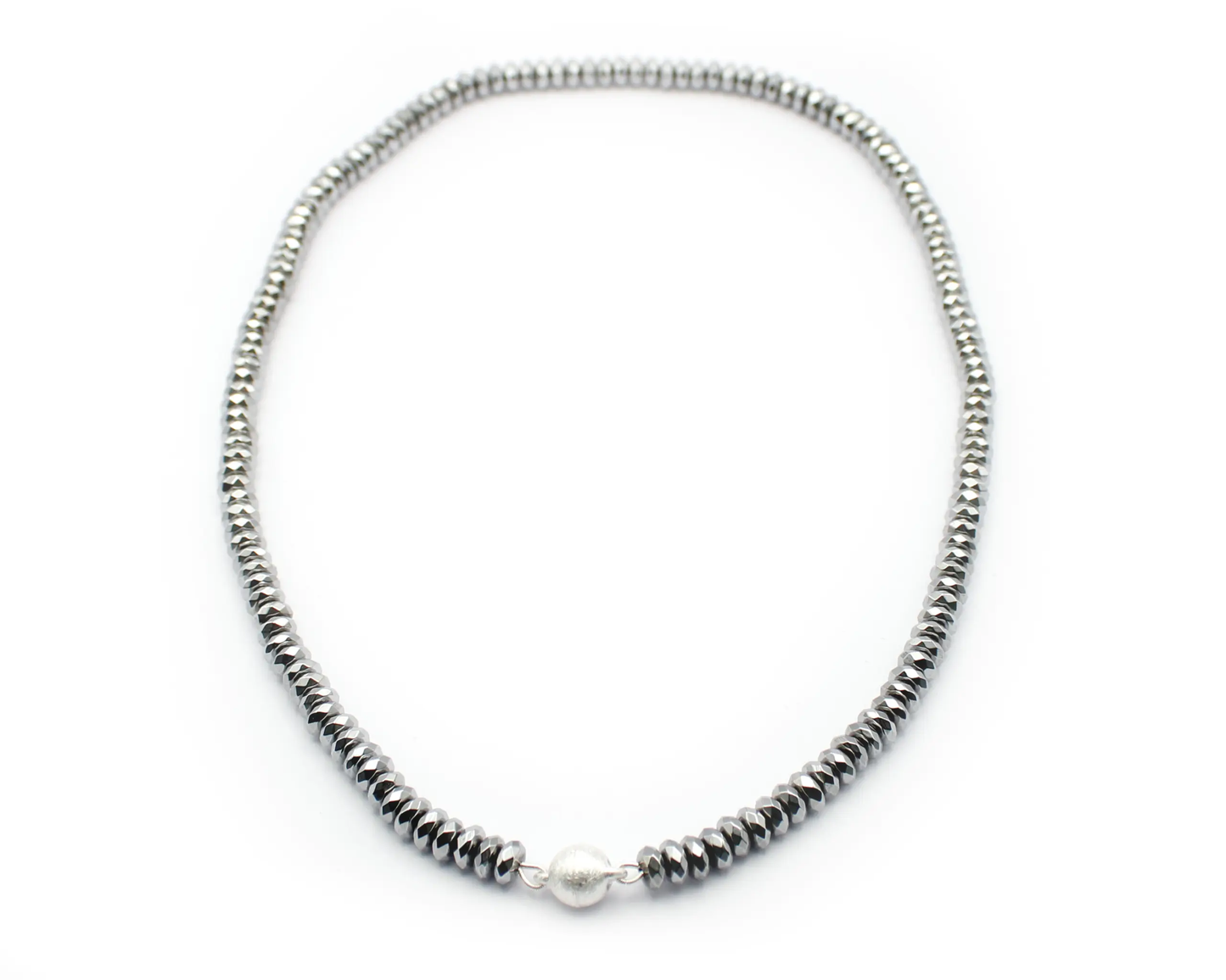 Einreihige Hämatin-Kette mit 6x3 mm Rondellen und 8-mm-eismattem Magnetverschluss für stilvolle Eleganz