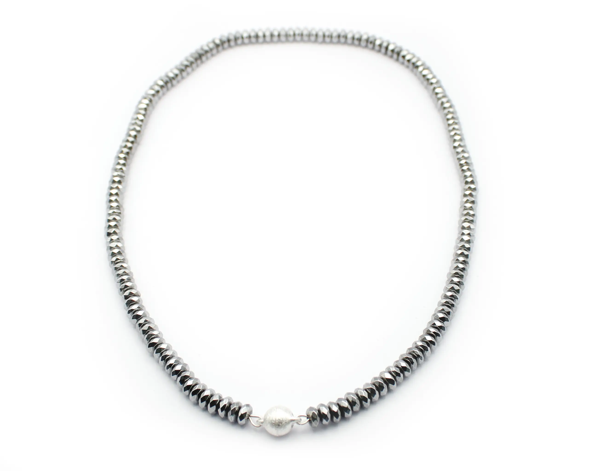 Einreihige Hämatin-Kette mit 6x3 mm Rondellen und 8-mm-eismattem Magnetverschluss für stilvolle Eleganz