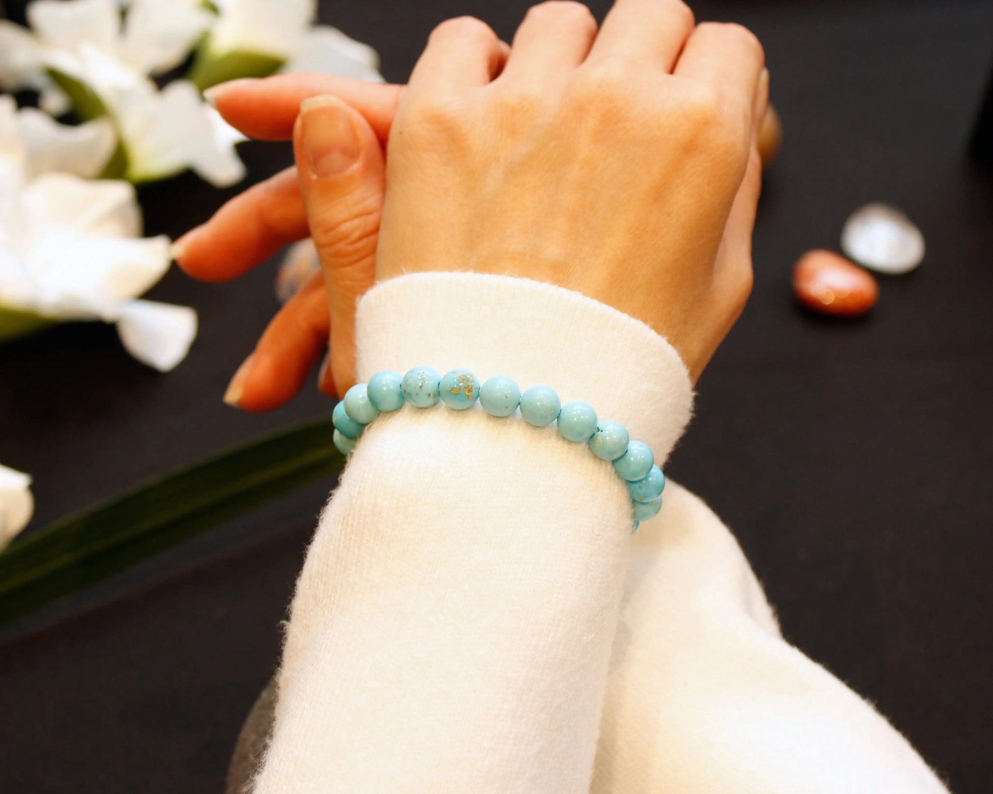 Howlith Armband 8mm handgefertigt mit Edelsteinen aus den USA Schmuckstück für Gelassenheit Achtsamkeit und innere Stärke Tiger Treasure - Qualität, inspiriert seit 1890