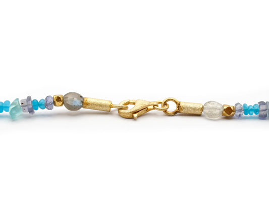 Kette „Akki“ – Iolith, Apatit & Labradorit mit vergoldetem Silber Tiger Treasure - Qualität, inspiriert seit 1890