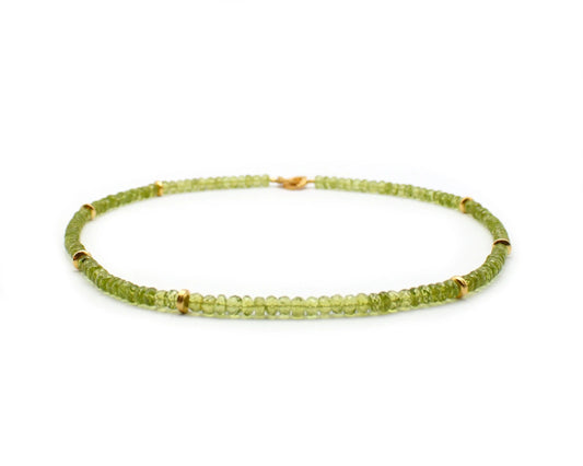 Handgefertigte Peridot Kette für Damen mit rund facettierten Edelsteinen 45 cm lang vergoldeter Silberverschluss