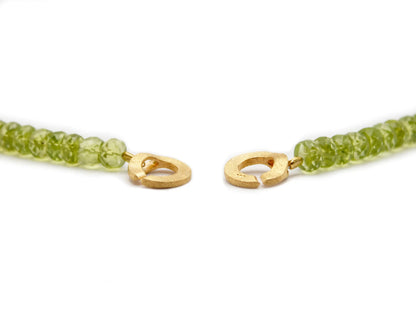 Handgefertigte Peridot Kette für Damen mit rund facettierten Edelsteinen 45 cm lang vergoldeter Silberverschluss