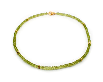 Handgefertigte Peridot Kette für Damen mit rund facettierten Edelsteinen 45 cm lang vergoldeter Silberverschluss