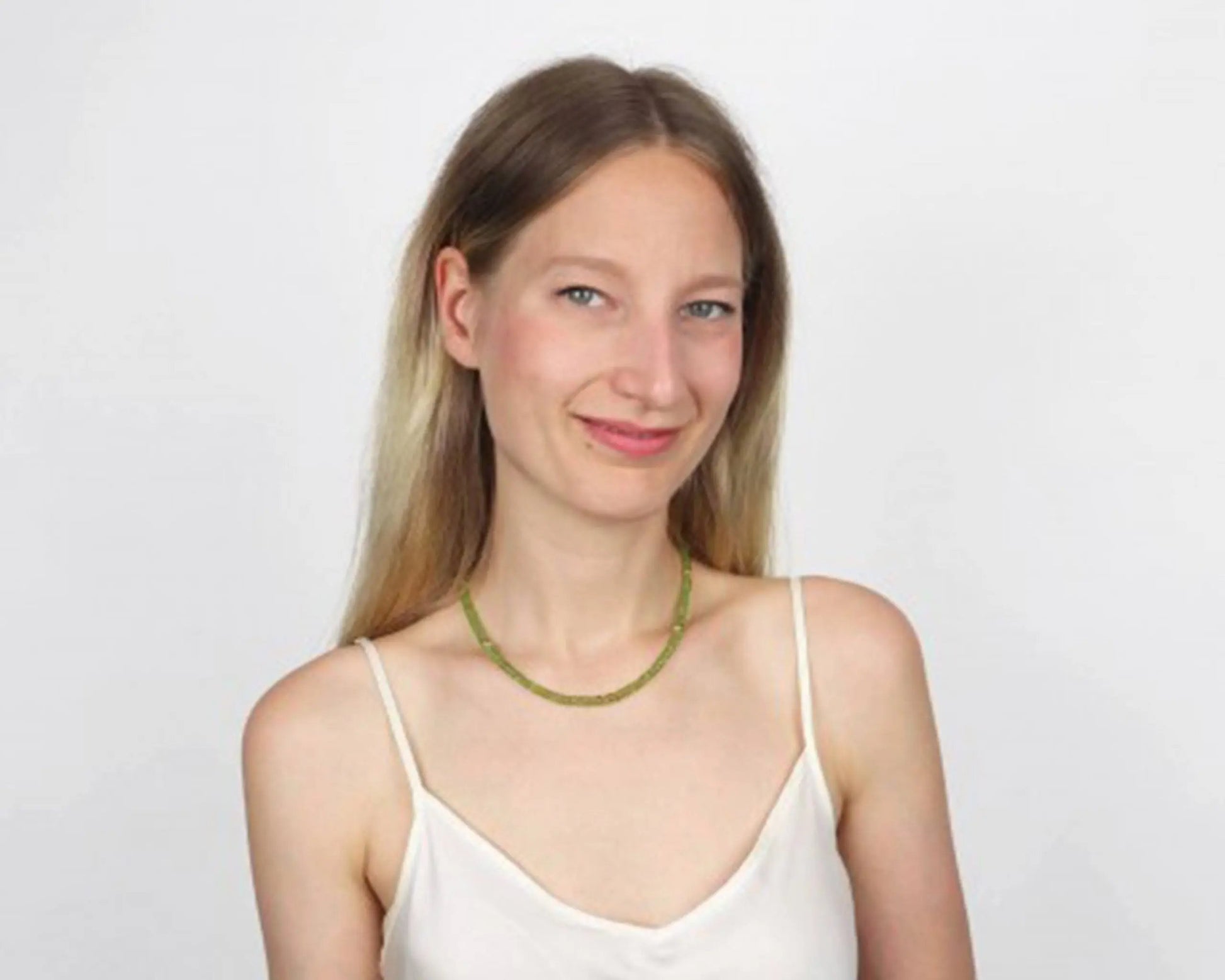 Handgefertigte Peridot Kette für Damen mit rund facettierten Edelsteinen 45 cm lang vergoldeter Silberverschluss