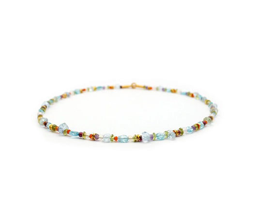 Handgefertigte bunte Edelsteinkette 45 cm mit Peridot Apatit Carneol Citrin Amethyst und Aquamarin rund geschliffen vergoldeter Einhängeverschluss