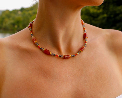 Kette „Gecko“ – Lebendige Leichtigkeit in Edelsteinform Tiger Treasure- Qualität, inspiriert seit 1890