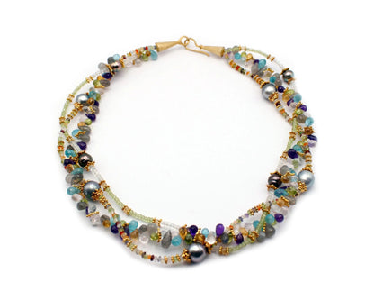 Handgefertigte Edelsteinkette 45 cm mit Peridot Aquamarin Apatit Spinell Citrin Granat und Carneol runde und tropfenförmige Steine vergoldeter Verschluss