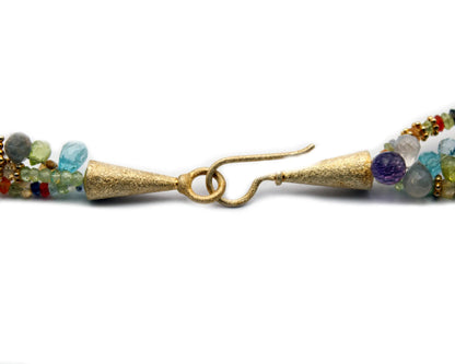 Handgefertigte Edelsteinkette 45 cm mit Peridot Aquamarin Apatit Spinell Citrin Granat und Carneol runde und tropfenförmige Steine vergoldeter Verschluss
