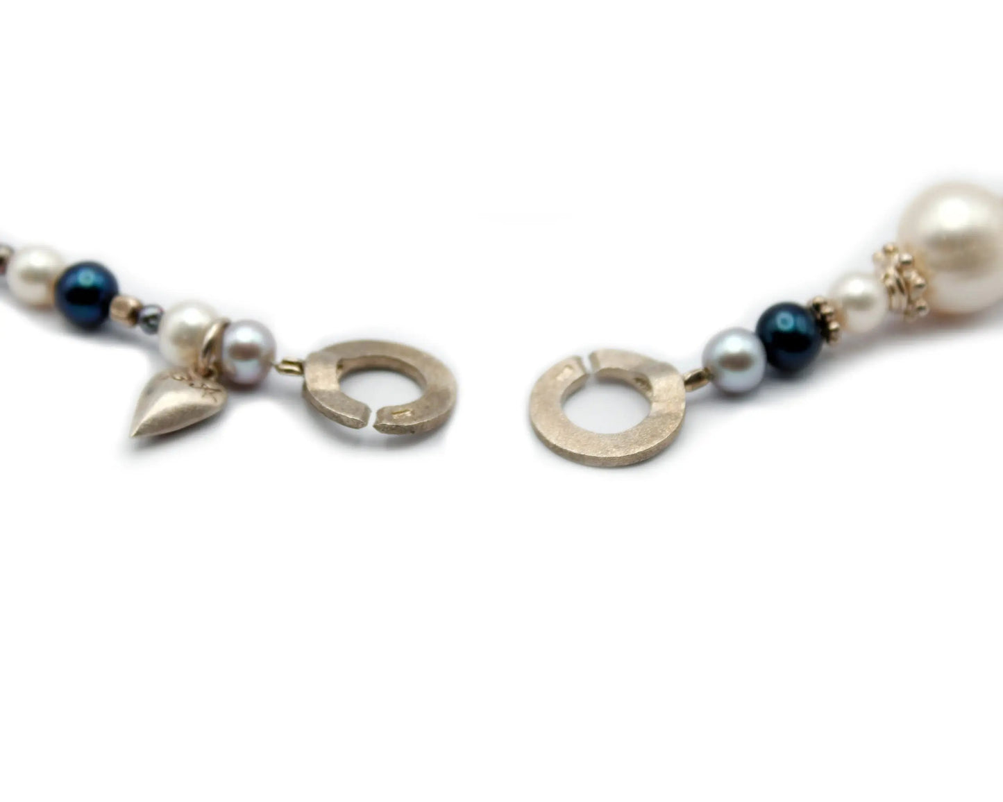 Handgefertigte Kette mit Süßwasserperlen in 3–12 mm 45 cm rund gefärbt & natürlich mit Silberverschluss und kleinem Herzanhänger