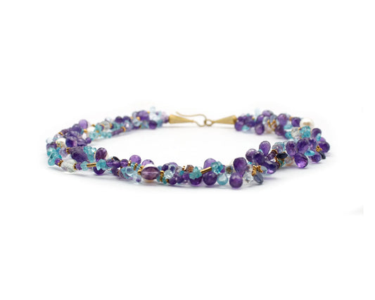 Dreireihige Edelsteinkette mit Amethyst Aquamarin Apatit Iolith Prasiolith und Süßwasserperlen 45 cm facettiert vergoldeter Einhängeverschluss