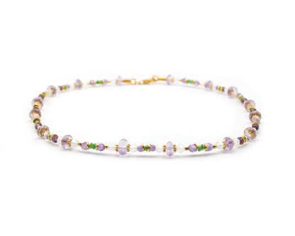 Handgefertigte Edelsteinkette mit Amethyst Quarz und Tsavorit 45 cm runde Steine 5–8 mm vergoldeter Karabiner